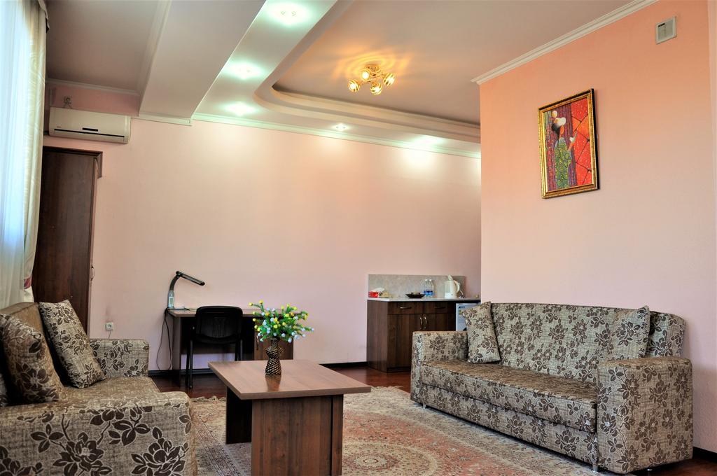 Bishkek Villa Hotel Экстерьер фото