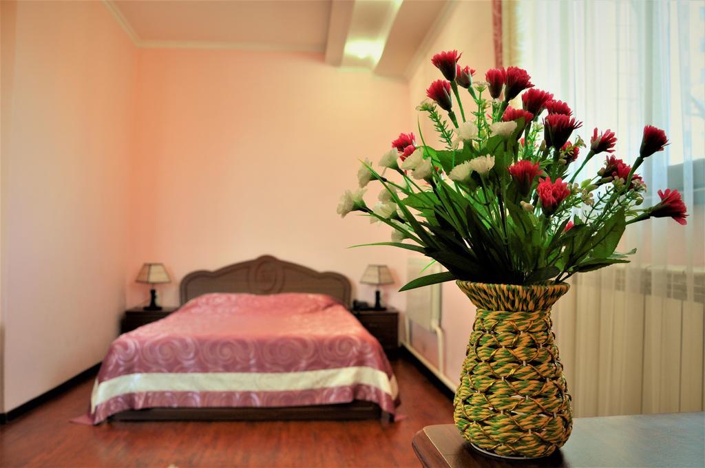 Bishkek Villa Hotel Экстерьер фото